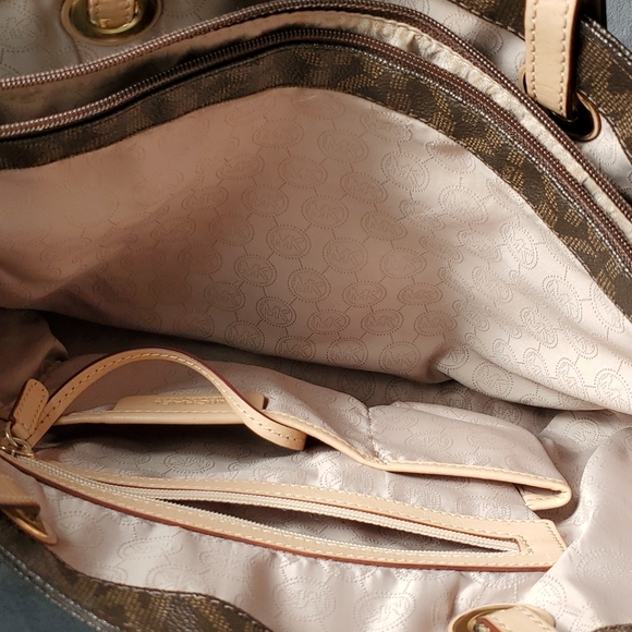 Michael Kors Signature Jet Set Travel Shoulder Bag - Picture 12 of 12